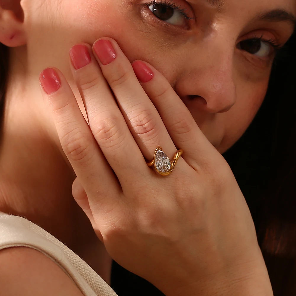 Elegant 18K Gold Water Drop Rhinestone Ring
