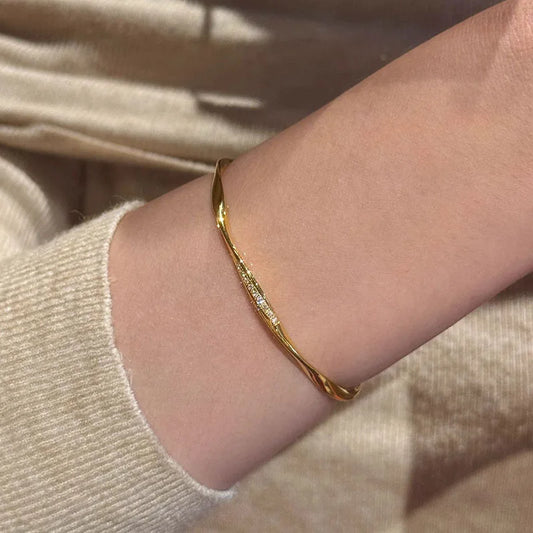 Minimalist Twist Bracelet