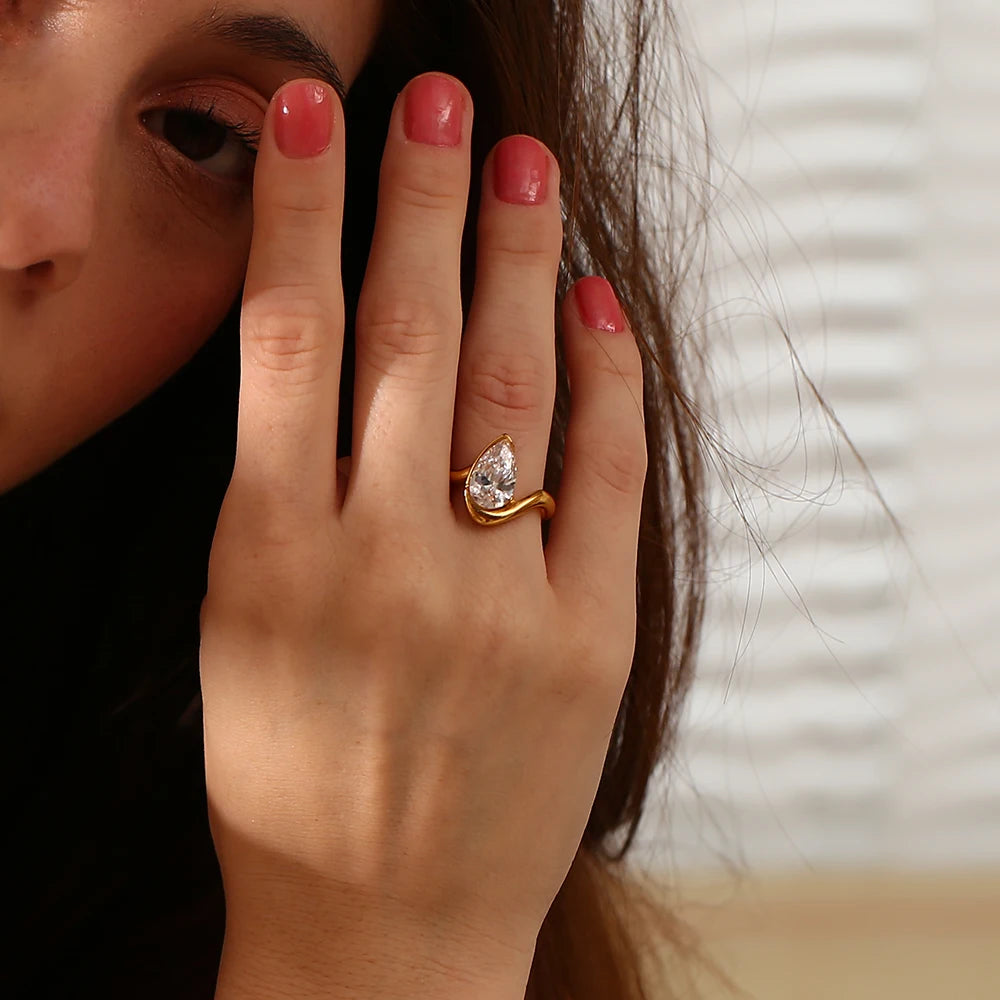 Elegant 18K Gold Water Drop Rhinestone Ring